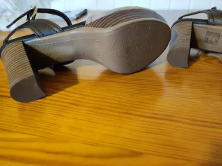 Zapatos de tacón Vesmartin beige y marrón