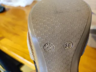 Zapatos de tacón Vesmartin beige y marrón