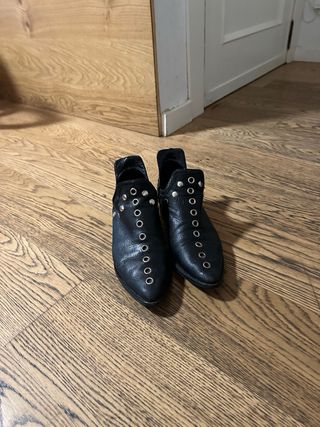 MICUIR Botines Negros con Tachuelas