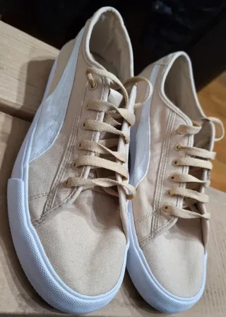Zapatillas Puma Beige y Blancas