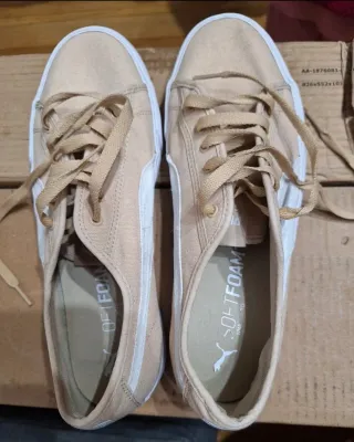 Zapatillas Puma Beige y Blancas