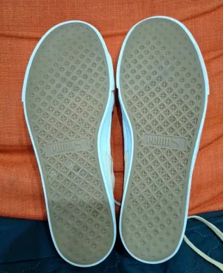 Zapatillas Puma Beige y Blancas