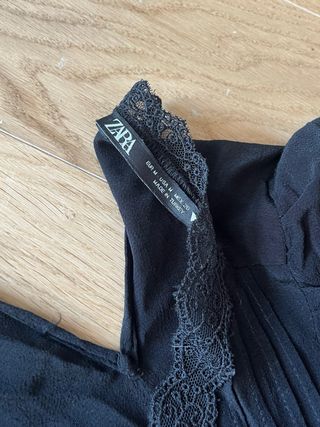 Blusa negra con encaje