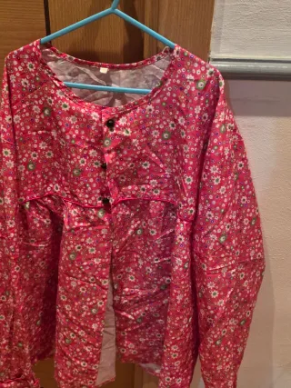 Blusa floral rosa con botones