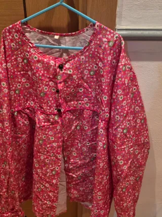 Blusa floral rosa con botones