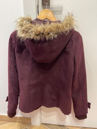 Parka berenjena con capucha y pelo