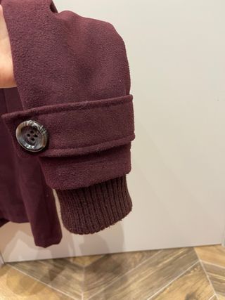 Parka berenjena con capucha y pelo