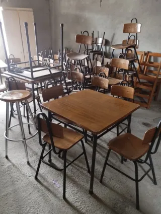 Lote Mesas y Sillas clasicas de bar Madera y Metal