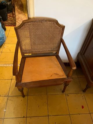 Silla de madera y ratán
