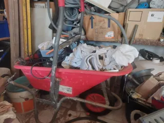 Carretilla de construcción roja más dos más verdes