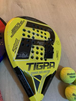 Lote 2 palas pádel y 5 pelotas