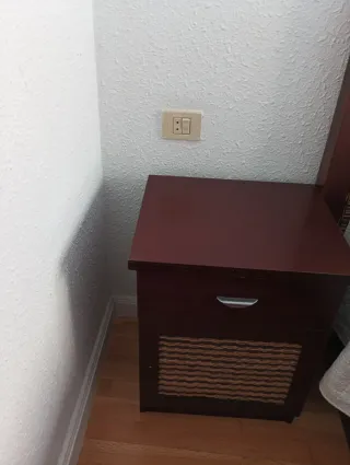 Cómoda de madera oscura 2 mesas y cabecero