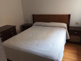 Cómoda de madera oscura 2 mesas y cabecero