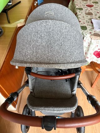 Carrito Jane gris con manillar marrón.