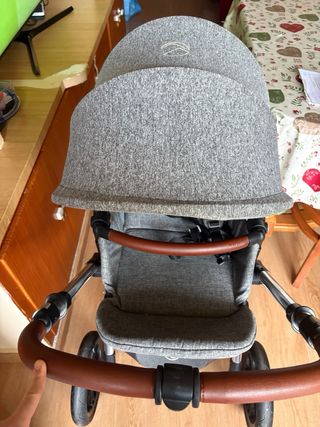 Carrito Jane gris con manillar marrón.