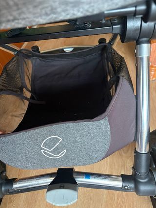 Carrito Jane gris con manillar marrón.