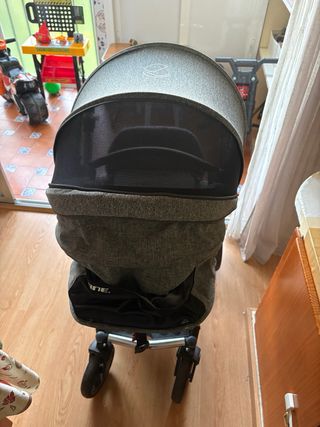 Carrito Jane gris con manillar marrón.