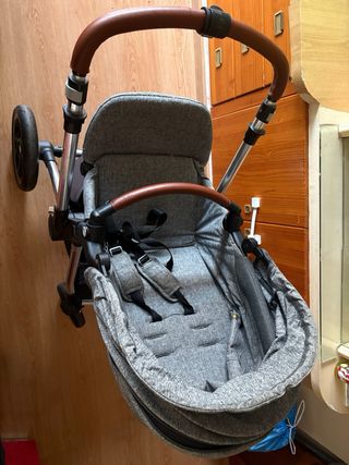 Carrito Jane gris con manillar marrón.