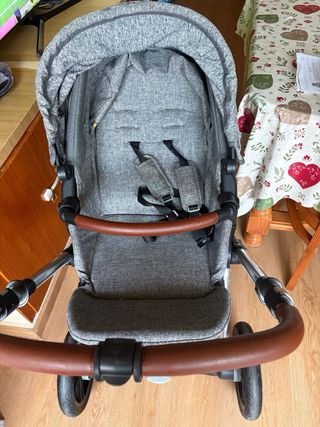 Carrito Jane gris con manillar marrón.