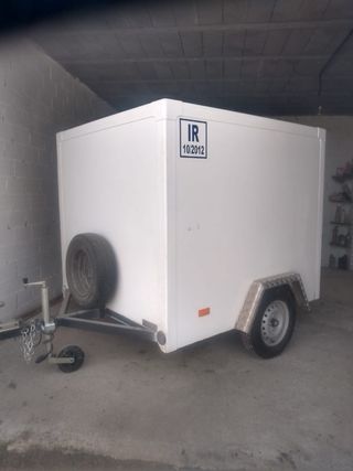 Remolque blanco con rueda de repuesto