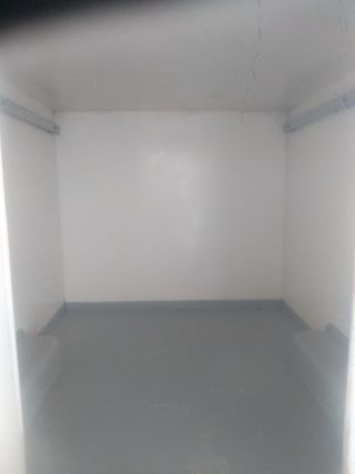 Remolque blanco con rueda de repuesto