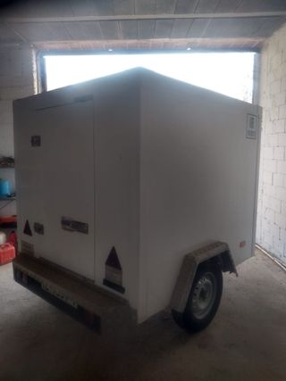 Remolque blanco con rueda de repuesto