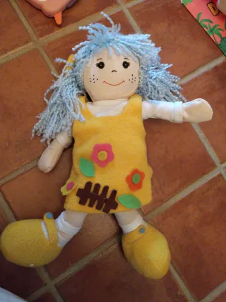 Muñeca de peluche azul y amarilla