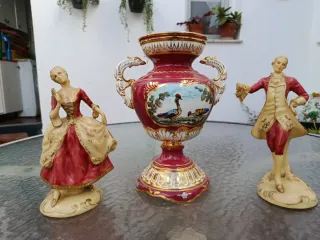 Conjunto de pareja antiguas con jarrón artesanal