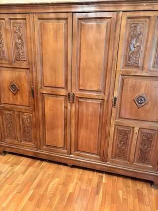 Dormitorio con armario, mesillas y cabecero