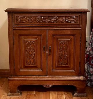 Dormitorio con armario, mesillas y cabecero