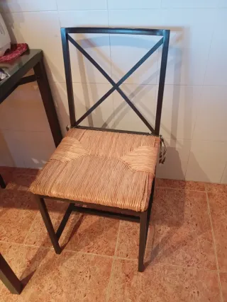 2 Sillas de metal y mimbre