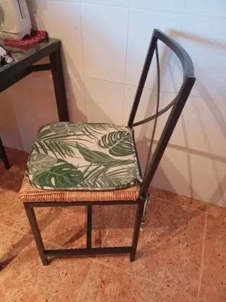 2 Sillas de metal y mimbre