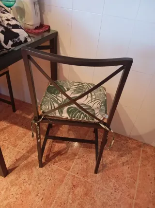 2 Sillas de metal y mimbre