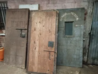 Puertas antiguas de antiguas prisión de madera.