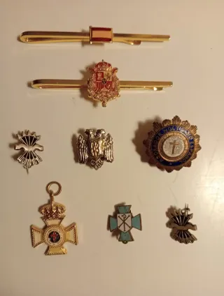 Lote de insignias y pasadores de corbata