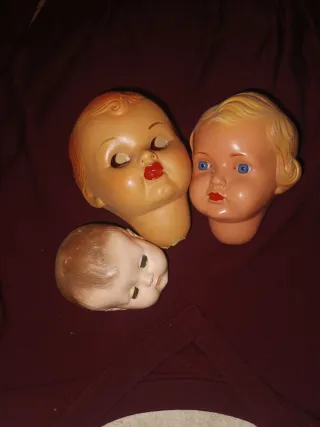 Set di tre vecchie teste di bambole