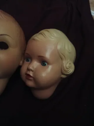 Set di tre vecchie teste di bambole