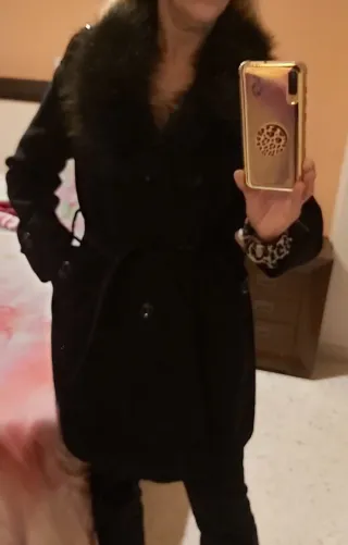 Abrigo negro mujer con cinturón y cuello pelo