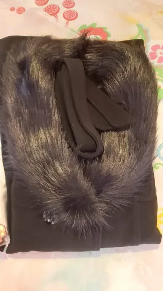 Abrigo negro mujer con cinturón y cuello pelo