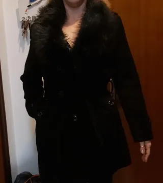 Abrigo negro mujer con cinturón y cuello pelo