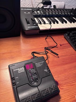 Pedalera Zoom 505 Guitar + Pedal Expresión