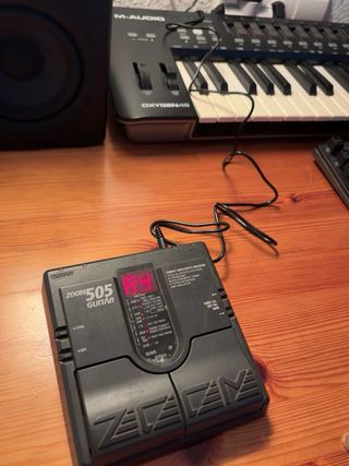 Pedalera Zoom 505 Guitar + Pedal Expresión