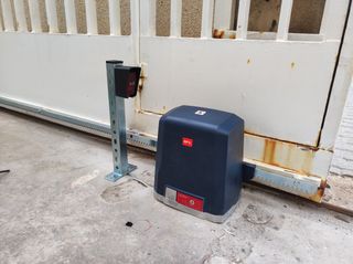 ¿Tu puerta automática falla o hace ruido?