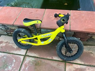 Bicicleta de equilibrio amarilla para niños