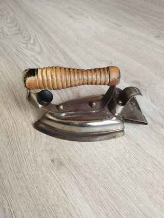 Plancha antigua de metal y madera