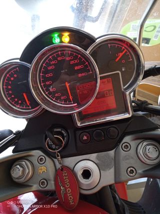 Moto Guzzi Breva 850 STR Roja