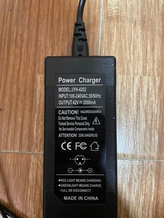 Cargador Patinete Eléctrico Negro