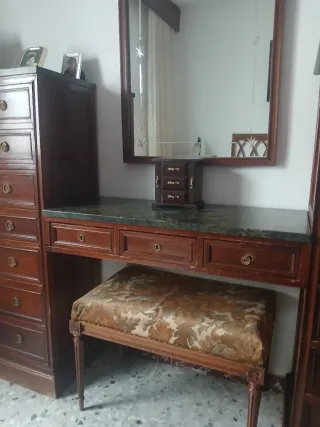 Mueble tocador con espejo y banqueta