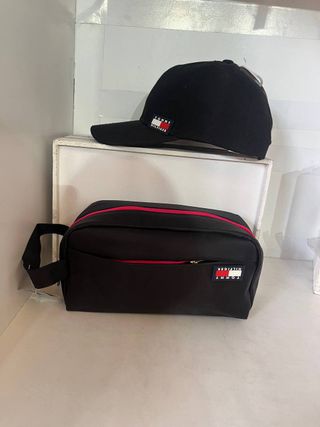 Neceser y gorra Tommy Hilfiger a conjunto