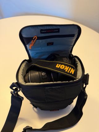 Cámara Nikon D3000 con trípode